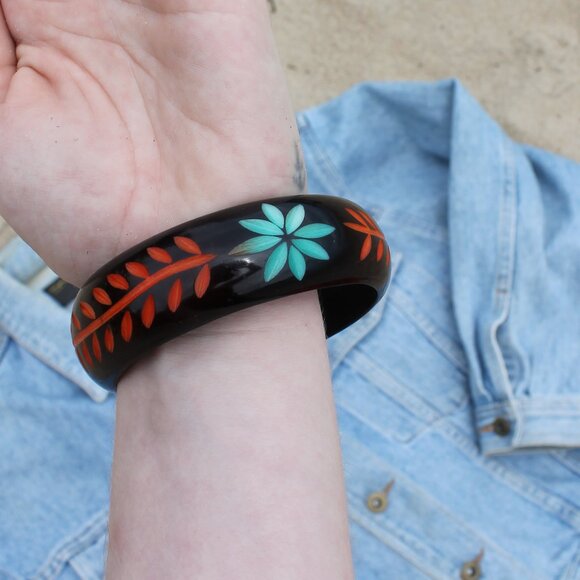 70s Vintage Plastic Hand Etched Bangle Bracelet - Picture 3 of 6